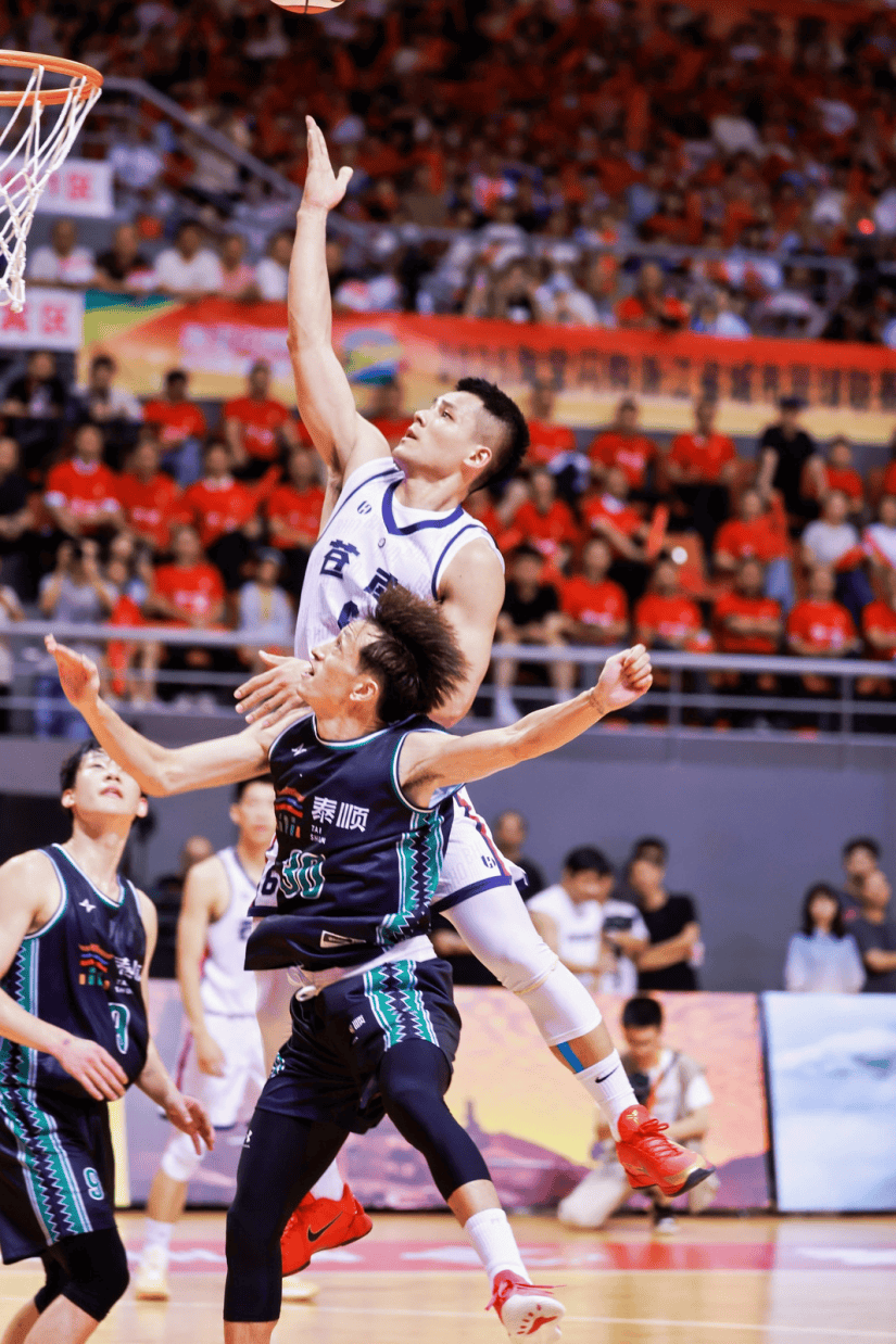 包含国际比赛日体能课后，密尔沃基雄鹿豪取连胜备战CBA常规赛，目标明确，轮换策略成焦点的词条