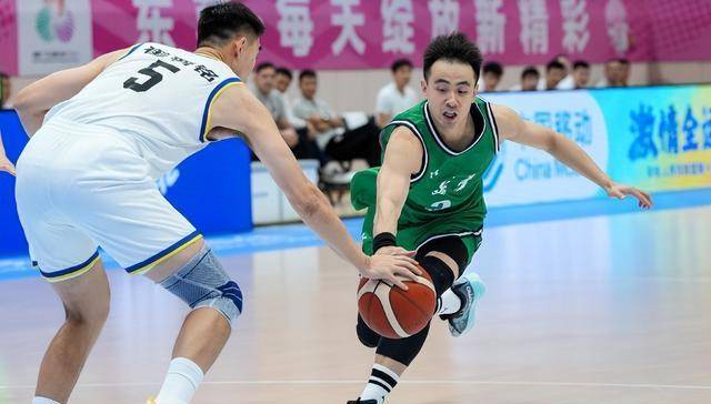 今晨突围战来临，深圳男篮围绕意大利杯队长鼓劲，更衣室稳定，临场指挥获称赞的简单介绍